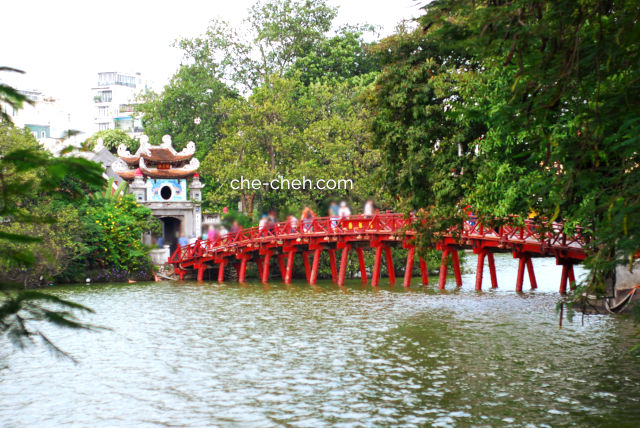 Cầu Thê Húc (The Huc Bridge Aka The Red Bridge) @ Hoan Kiem Lake, Hanoi
